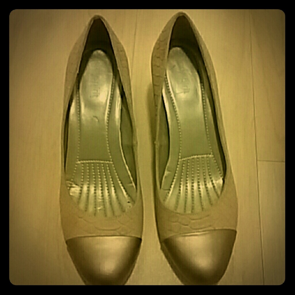 Easy Spirit tan and gold high heels